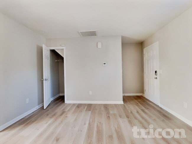Building Photo - 2807 Green Crest Ct