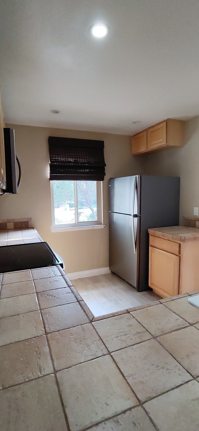 Kitchen view from living room. - 250 Parkside Gln