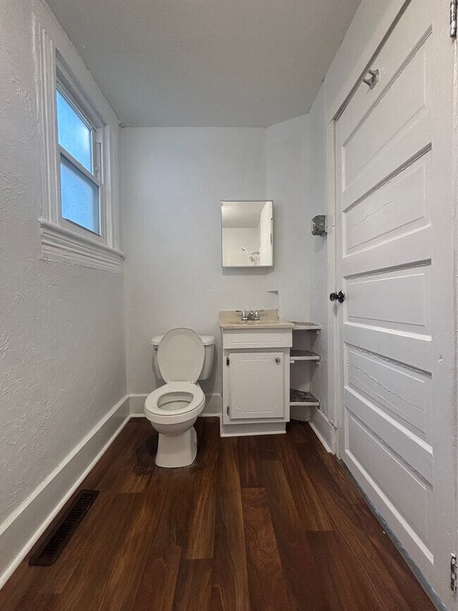 Foto del edificio - Cute and clean 2 bedroom 1 bath available now!