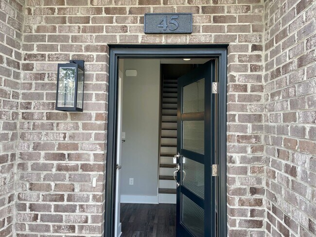 Foto del edificio - Luxury End Unit Townhouse in Campbell County