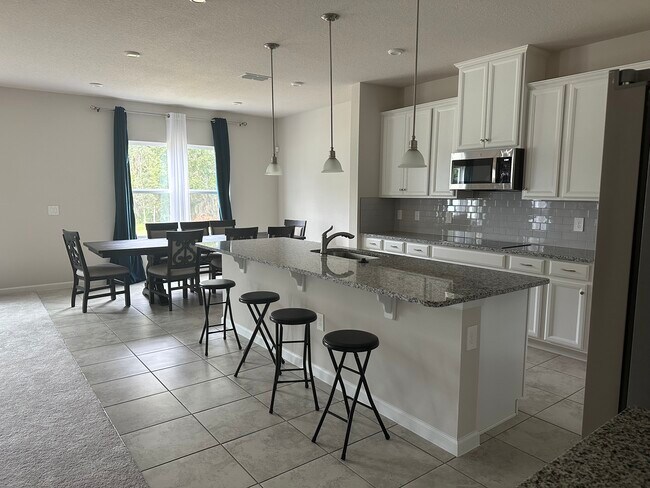 Building Photo - 712 Rominger Lp