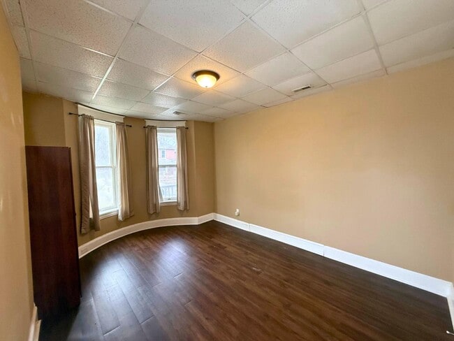 Building Photo - 327 Ash St