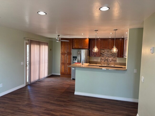 Building Photo - Remodeled Spring Valley Townhome
