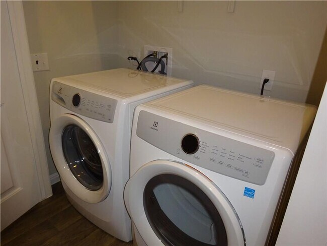Foto del edificio - Classic 3 Bedroom 3 Bath Home With Generou...
