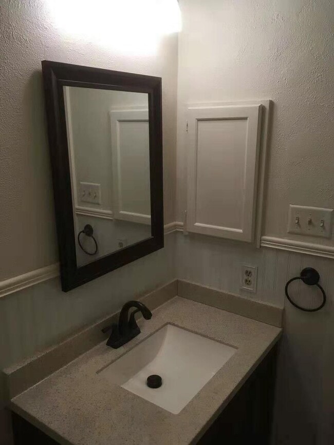 Building Photo - Single story 3 Bedroom 2 Bath home on Main...