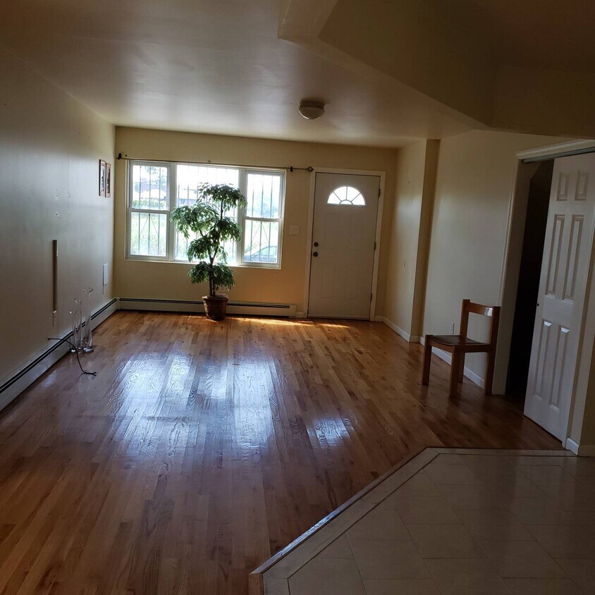 Foto principal - 506 Beach 43rd St