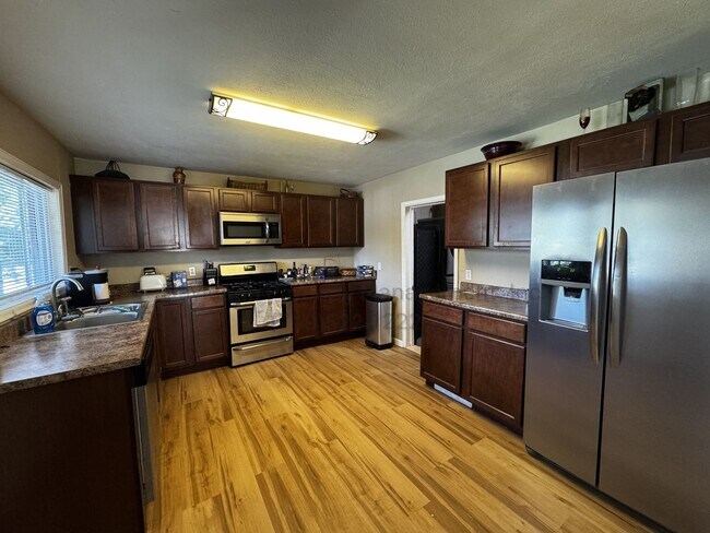 Foto del edificio - Stunning 4 Bedroom House near Old Colorado...