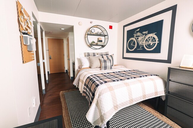 Experimente la tranquilidad en este elegante dormitorio diseñado para la comodidad y el estilo. - Avery Philly
