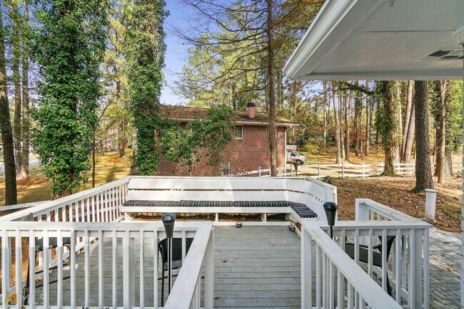 Building Photo - 1357 Oakcrest Dr SW