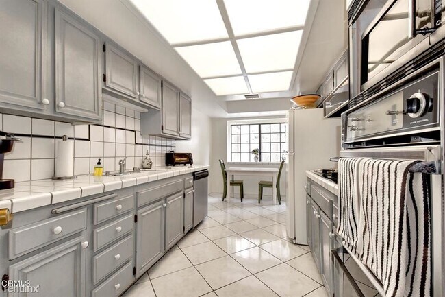 Building Photo - 2 br, 1.5 bath Condo - 640 S Lake Ave Apt 102
