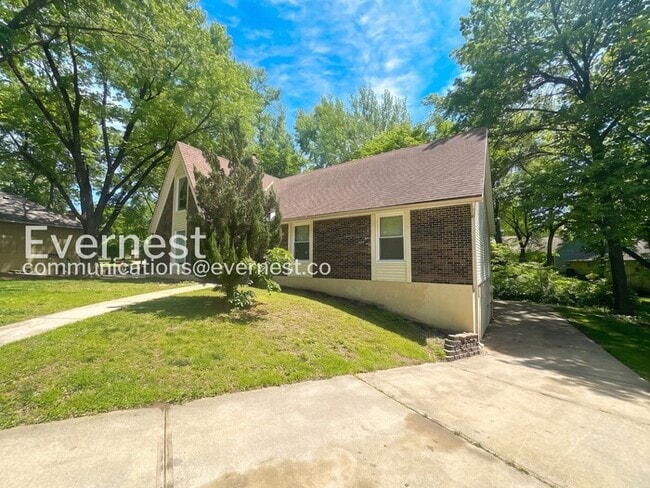 Building Photo - Limited Time Special Offer / 4-Bed/ 2-Bath/ Pet-Friendly! /Spacious 4 Bed, 2 Bath Home with Attac...