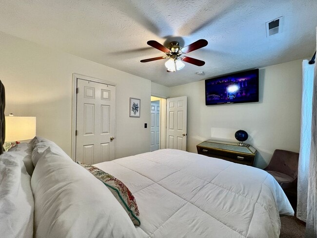 Foto del edificio - Fully furnished rental home for Corporate housing or insurance stays