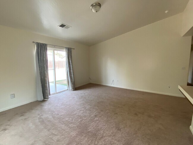 Foto del edificio - Charming home for rent in Visalia