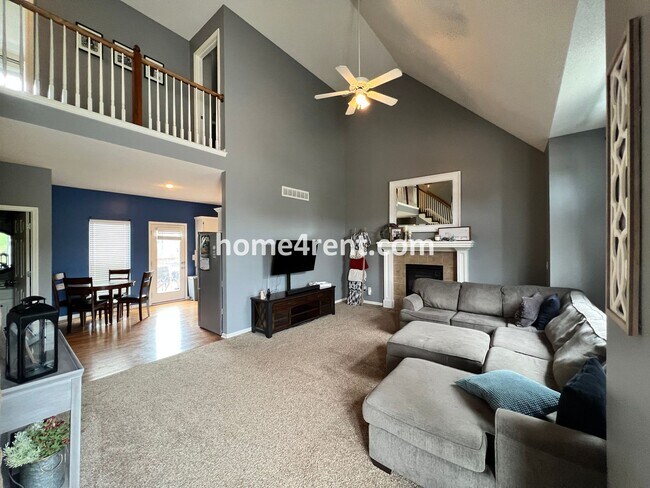 Foto del edificio - Updated Kitchen w/ Granite Counters, SS Appliances, Finished Basement and a Fenced Yard!