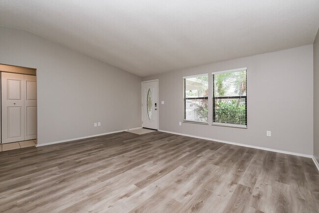 Foto del edificio - 5820 Silvermoon Ave