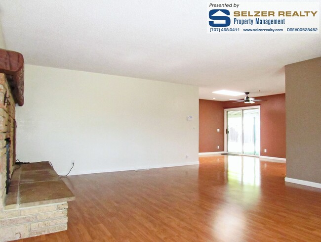 Building Photo - Roomy & well-equipped 3 bd. home located n...