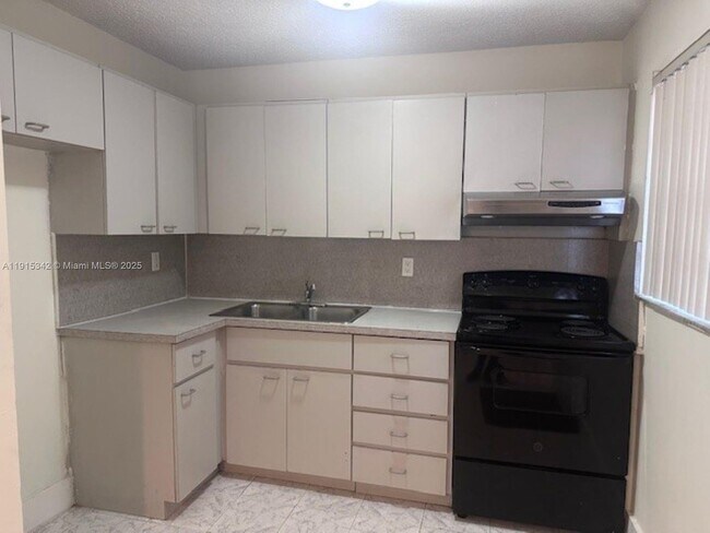 Foto del edificio - 365 NE 125th St