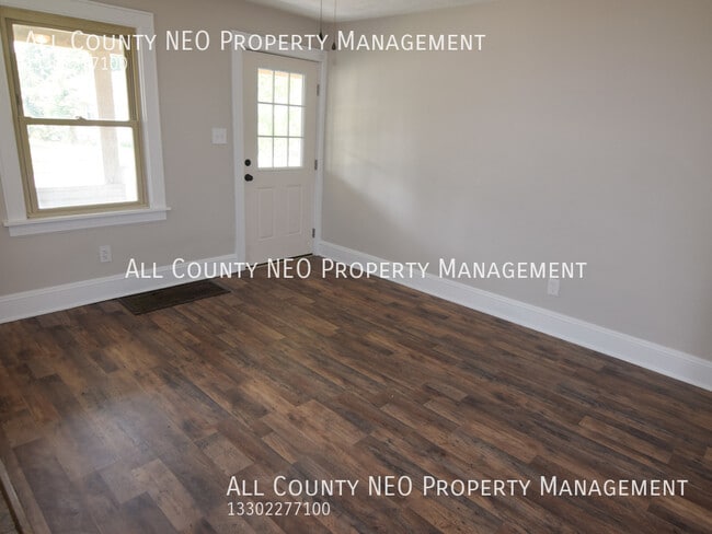 Building Photo - 643 E Archwood Ave