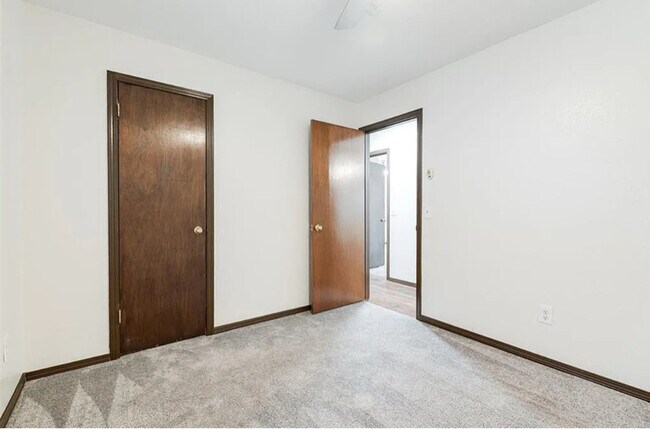 Foto del edificio - 604 Howard Ct