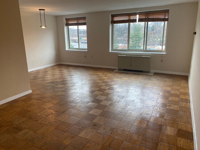 Spacious LR - DR - 3000 Spout Run Pky