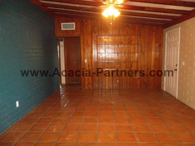 Building Photo - 443 E McMillan Dr