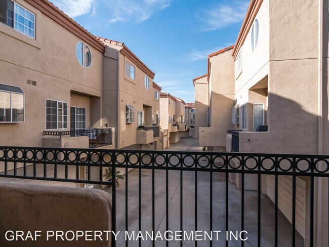 Foto del edificio - 2 br, 2.5 bath House - 805 N. Cleveland St...