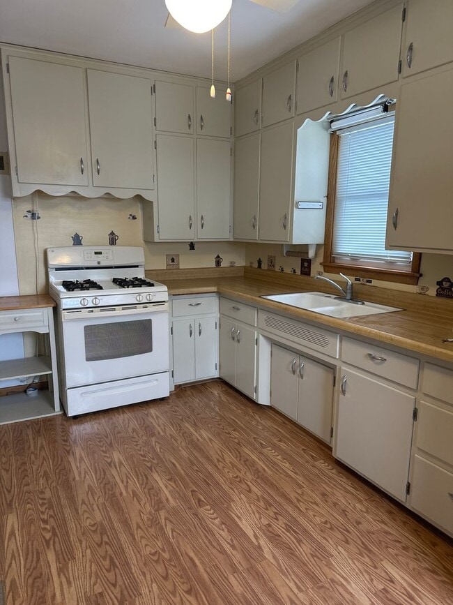 Building Photo - 1539 Byron Ave