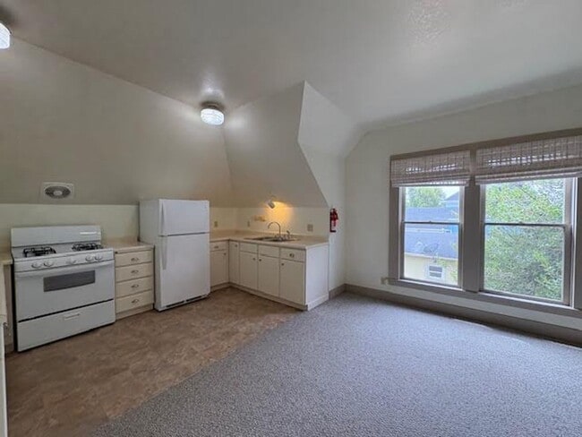 Building Photo - Arcata 3-Bedroom Victorian Apartment