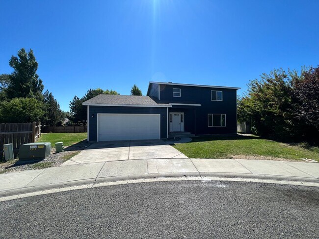 Building Photo - Large Remodeled Home Close to CWU and Down...