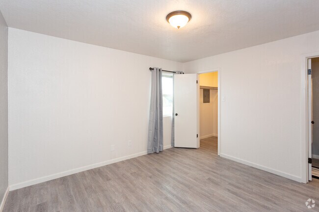 1HAB 1BA - 600 ft² - East 12th Townhomes and Apartments