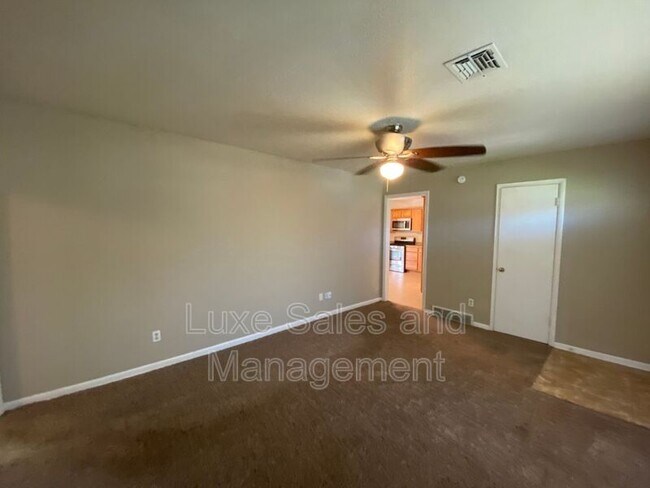 Building Photo - 406 W Douglas Dr