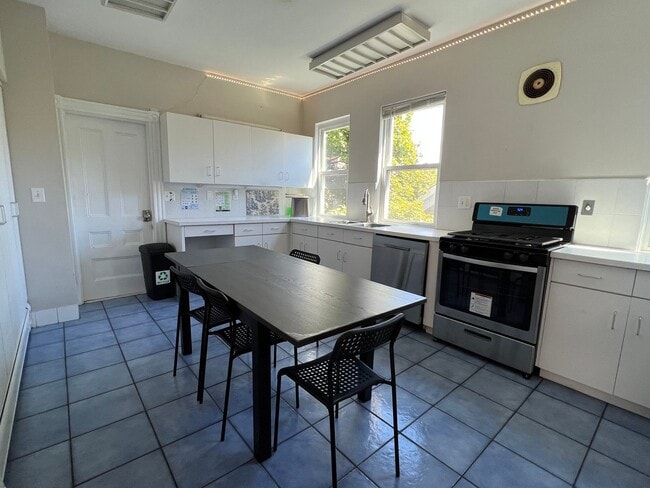 Building Photo - No Fee! 6/1/26 Huge Harvard Sq 8BR/3.5BA a...