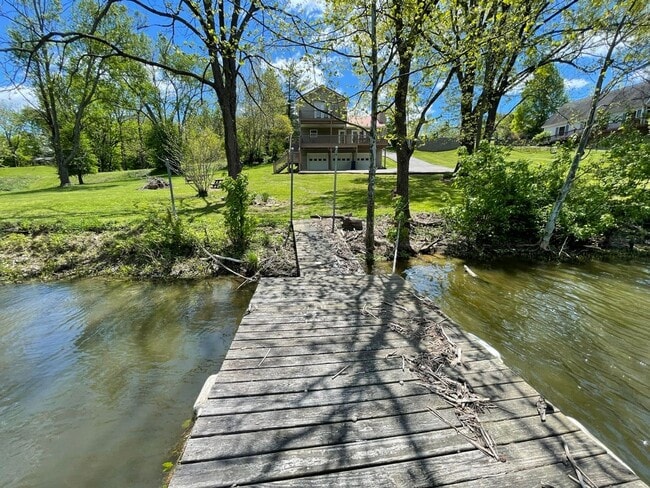 Building Photo - Beautiful Shelbyville Lake House