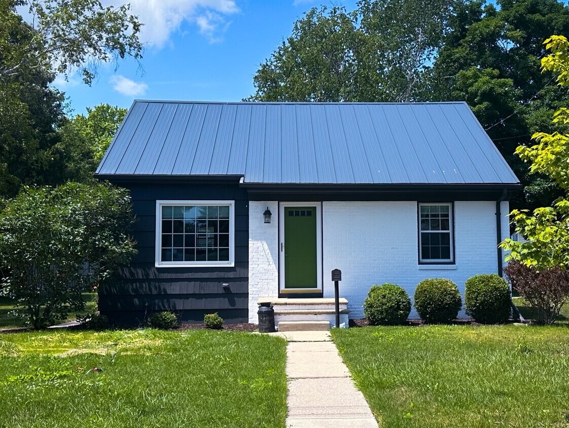 Primary Photo - 111 N Geneva Ave