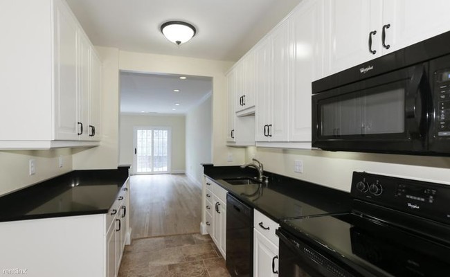 Building Photo - 3209 Sutton Pl NW