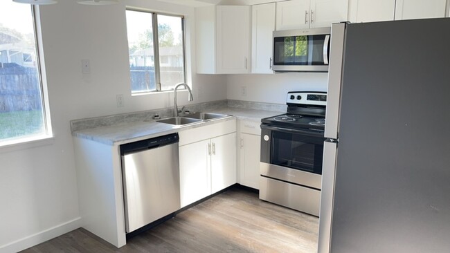 Building Photo - Modern 2-Bedroom Duplex with New Kitchen &...