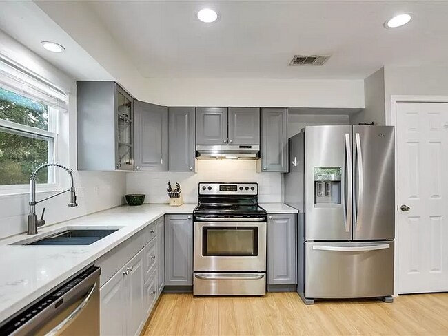 Foto del edificio - 6406 Auburn Dr