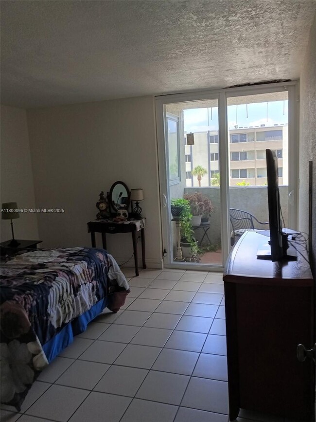 Foto del edificio - 10000 NW 80th Ct