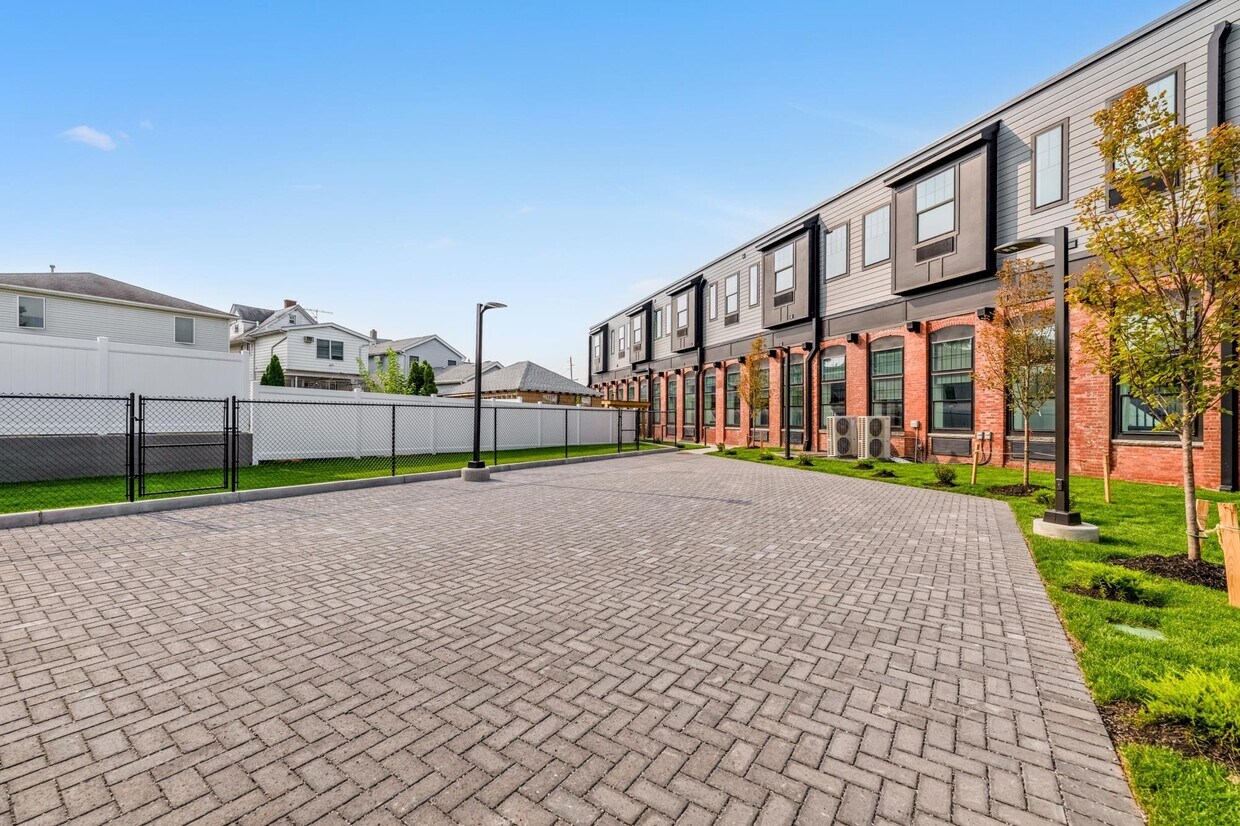 Foto del edificio - 315 Railroad Ave