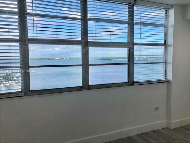 Foto del edificio - 905 Brickell Bay Dr