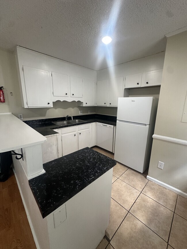 Building Photo - Great 3 bedroom 2 bath ranch home! AVAILABLE NOW!