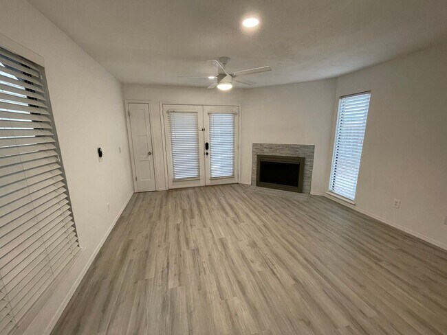 Foto del edificio - fireplace and all appliances close to ever...