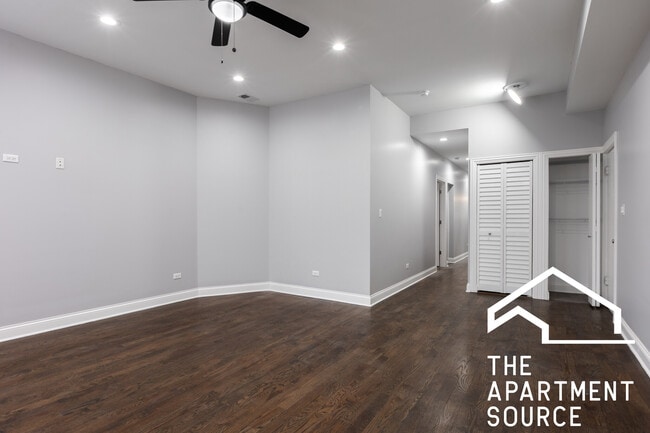 Building Photo - 908 W Montrose Ave