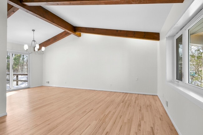 Building Photo - 25 Woodhollow Ln