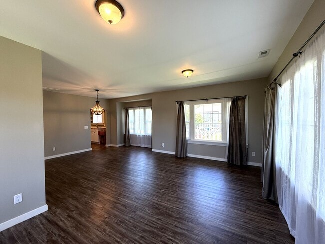 Building Photo - Charming Downtown Anacortes Home - Avail Now!
