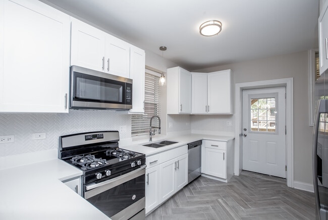Building Photo - 2648 W Lunt Ave