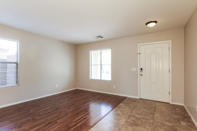Foto del edificio - 12035 W Leather Ln