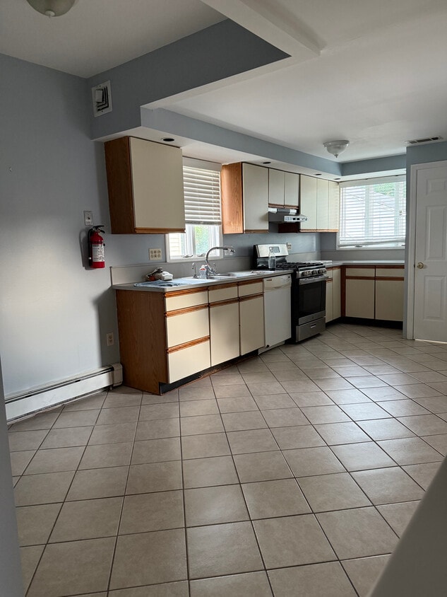 Kitchen Space - 137 Baldwin St