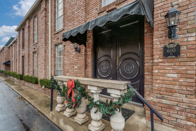 Foto del edificio - 2 Bedroom Townhome in Alamo Heights