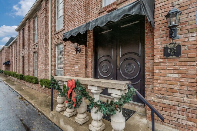 Foto del edificio - ALAMO HEIGHTS 2-BEDROOM CONDOMINIUM